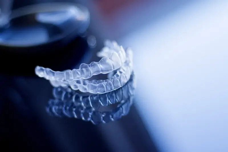 czy-mozna-pic-w-nakladkach-invisalign-1