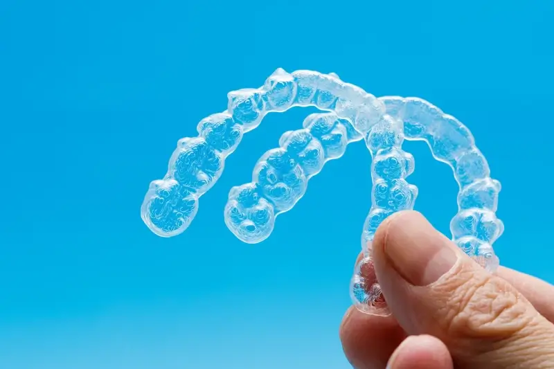 Invisalign czy zwykły aparat?